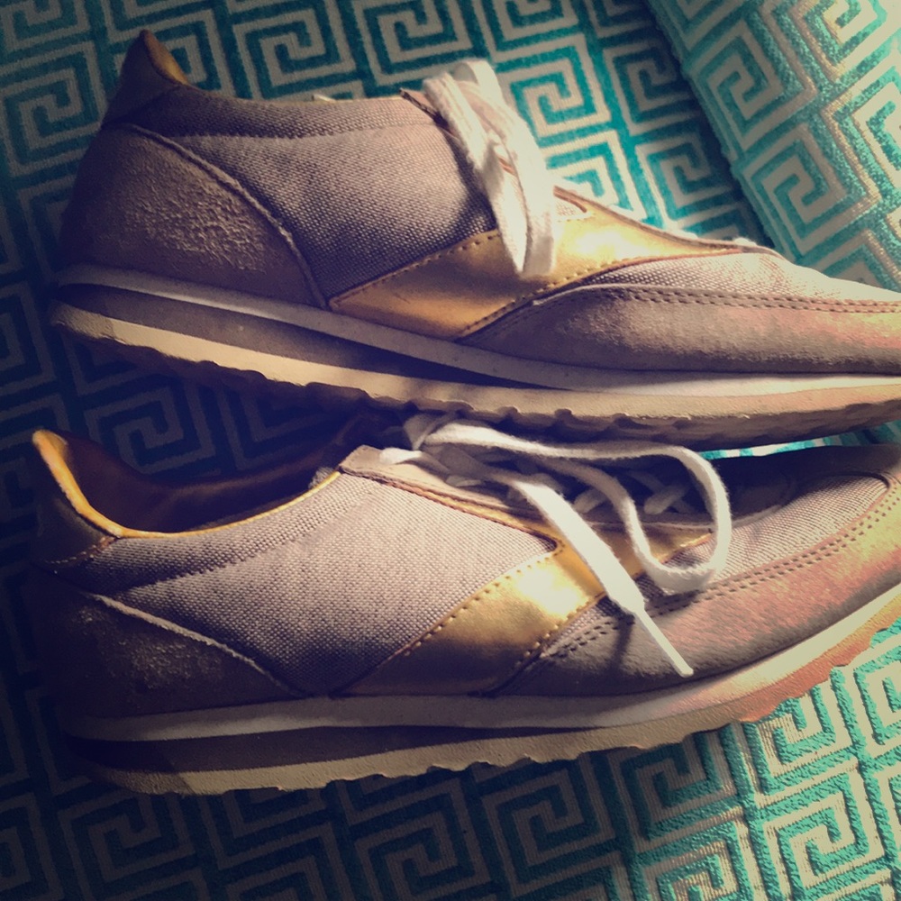 Brooks street sneakers